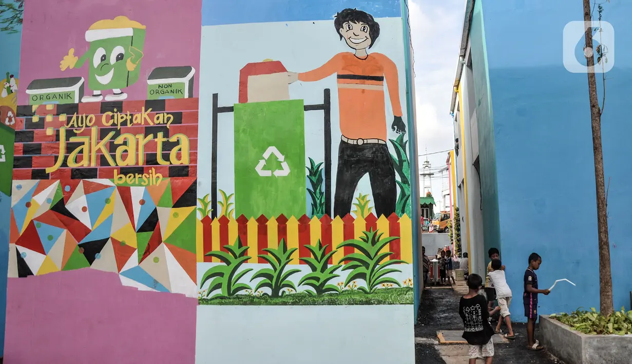 Anak-anak bermain di Kampung Gembira Gembrong, Cipinang Besar Utara, Jakarta Timur, Selasa (4/10/2022). Kampung warna-warni mengusung konsep pengembangan daerah tepian air (water front city) yang dibangun menggunakan anggaran Baznas-Bazis DKI Jakarta sebesar Rp 7,8 miliar itu rencananya akan diresmikan oleh Gubernur DKI Jakarta Anies Baswedan dalam waktu dekat. (merdeka.com/Iqbal S. Nugroho)