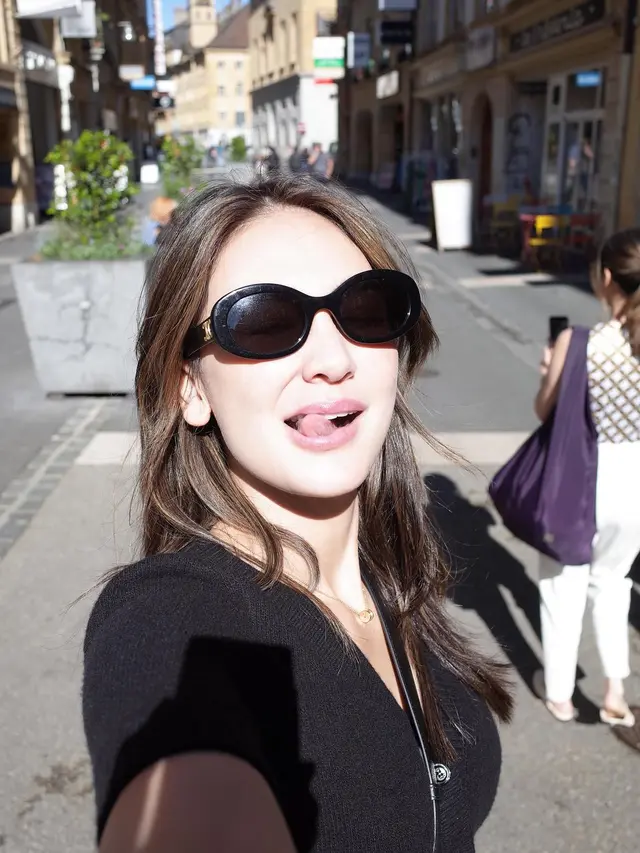 7 Potret Luna Maya di Swiss, Tampil Simpel dan Kasual Bak Anak ABG