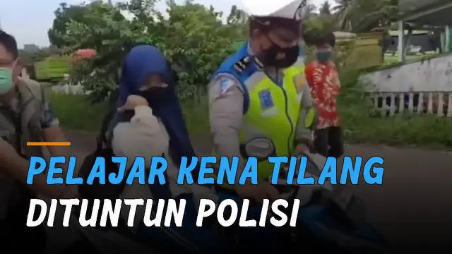 VIDEO: Tidak Mau Turun dari Motor, Pelajar Kena Tilang Dituntun Polisi