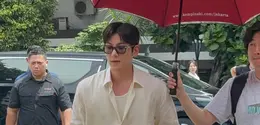Alih-alih tampil mencolok layaknya selebriti di red carpet, Ji Chang Wook justru hadir dengan aura “CEO vibe” yang understated namun tetap berkelas. Gaya ini seolah menegaskan bahwa kehadirannya bukan sekadar tamu, melainkan sosok yang membawa misi dan dampak nyata. [@sman3jakarta.official].