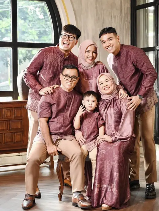 Pose ala keluarga Fuji bisa jadi inspirasi. Anggota keluarga yang paling dituakan dan paling muda berpose duduk, sedangkan Fuji dan Kakaknya memilih berdiri. Credit: Instagram @Fuji_An