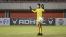 Adilson Maringa juga tak terlihat di bawah mistar gawang Arema FC. Pelatih Eduardo Almeida harus memasang Teguh Amiruddin. Untungnya, ia mampu tampil gemilang untuk tetap membuat gawang Singo Edan tetap perawan. (Bola.com/Bagaskara Lazuardi)