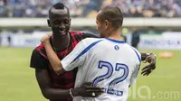 Bek Persib Bandung, Supardi Nasir, memeluk mantan rekannya Makan Konate. Gelandang berusia 25 tahun tersebut kini kebetulan sedang berada di Jakarta untuk menjalani terapi pemulihan cedera. (Bola.com/Vitalis Yogi Trisna)