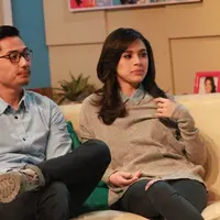 Nycta Gina dan Rizky Kinos saat syuting sebuah program televisi. (M. Akrom Sukarya/Bintang.com)