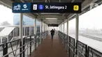 Warga melintasi jembatan penghubung Halte TransJakarta dengan  Stasiun Jatinegara di Jakarta Timur, Rabu (4/1/2023). PT Transportasi Jakarta (Transjakarta) merampungkan pengerjaan Halte Stasiun Jatinegara 2 yang terintegrasi langsung dengan Stasiun Kereta Api Jatinegara. (Liputan6.com/Herman Zakharia)