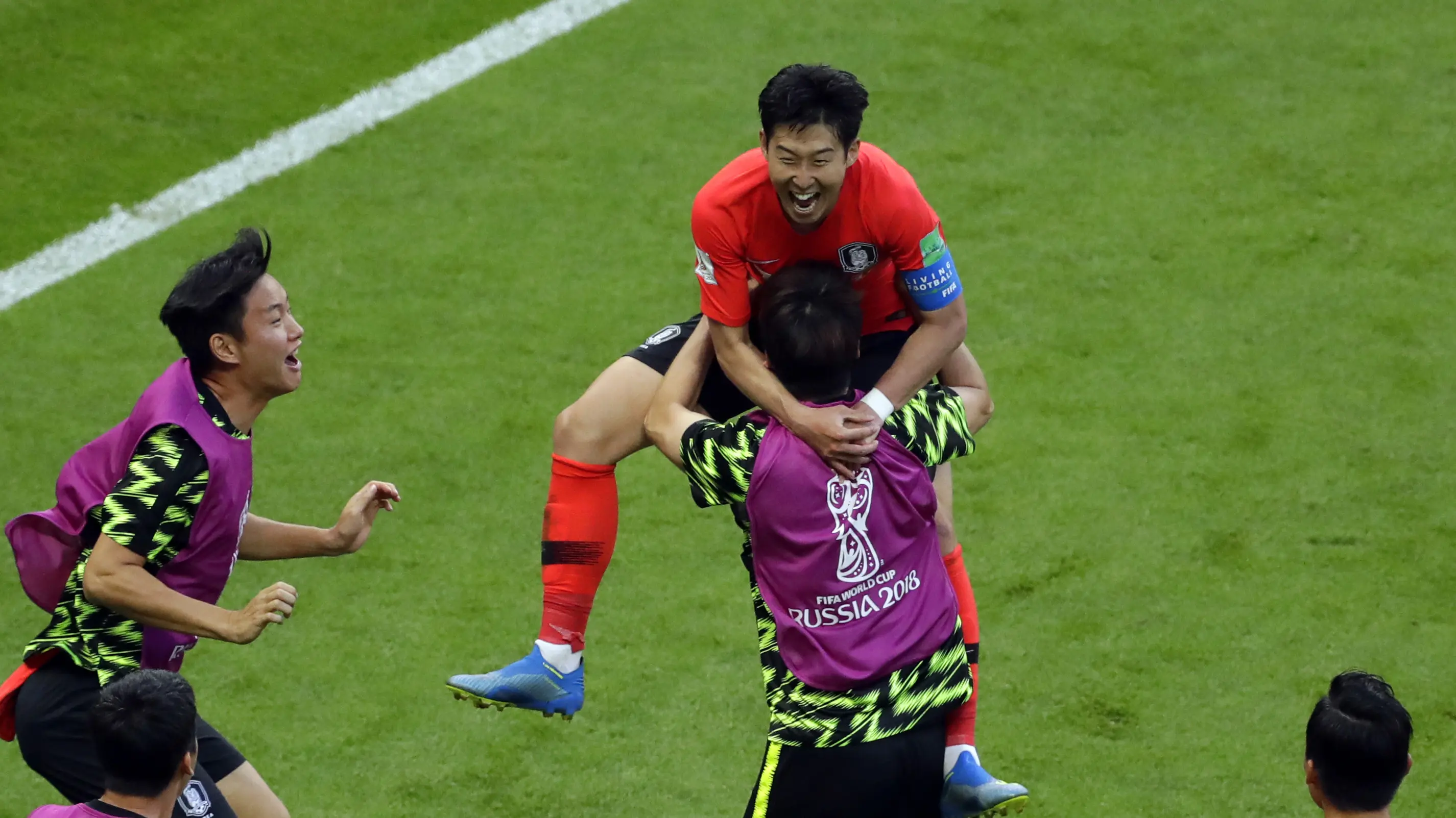 Pemain Korea, Son Heung-min (atas) merayakan golnya ke gawang Jerman ,pada laga grup F Piala Dunia 2018 di Kazan Arena, Kazan, Rusia, (27/6/2018). Korea menang atas Jerman 2-0. (AP/Sergei Grits)