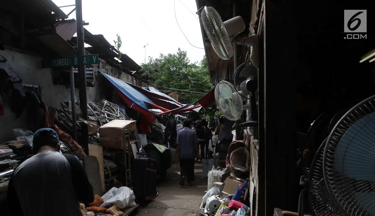 Suasana perdagangan di lokasi sementara (loksem) 37 di Jalan Kalibaru Timur, Senen, Jakarta (8/1). Rencananya renovasi ini akan dilakukan mulai Februari hingga Maret 2018. (Liputan6.com/Angga Yuniar)