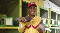 Eks Kiper Petrokimia Putra Gresik, Agus Jamal, kini bergelut dengan bisnis yang berawal dari hobi, yaitu ternak burung merpati balap. (Bola.com/Gatot Susetyo)