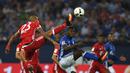 Pemain Bayern Munchen, Arturo Vidal, berebut bola dengan pemain Schalke 04, Abdul Rahman Baba, dalam lanjutan Bundesliga di Veltins Arena, Gelsenkirchen, Sabtu (10/9/2016) dini hari WIB. (AFP/Patrik Stollarz)