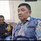 Ketua KONI Garut Abdusy Syakur Amin, memberikan keterangan kepada wartawan di ruang kerjanya Rektorat Uniga, Senin (21/11/2022). (Liputan6.com/Jayadi Supriadin)