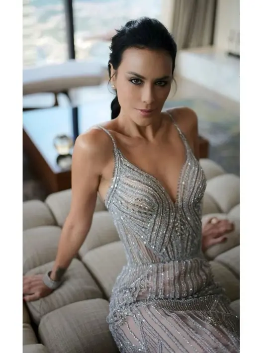 Pilih sandarkan tangan di sofa, Sophia Latjuba tampil elegan dengan dress kristal [@sophia_latjuba88]