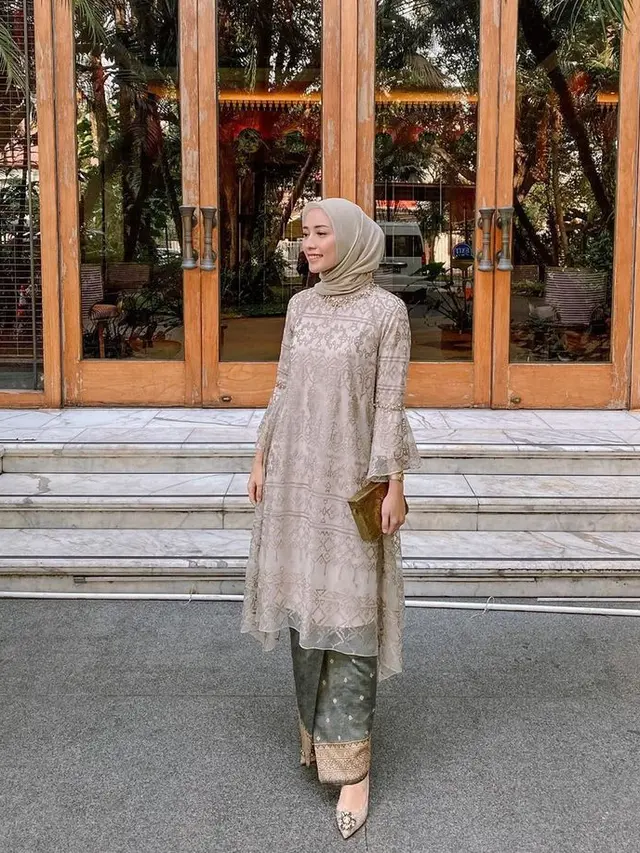 Elegan dan Anggun: Baju Kurung dengan Detail Brokat