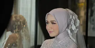 Gaun pengantin istri Sahrul Gunawan Dine Mutiara terlihat indah dengan taburan mutiara. (Foto: Instagram @vivithalib)