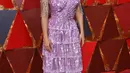 Aktris Salma Hayek berpose untuk fotografer di karpet merah ajang Piala Oscar 2018 atau Academy Award ke-90 di Los Angeles, Minggu (4/3). Salma Hayek muncul dalam balutan gaun sequin warna pink dengan rok bergaya ruffle tumpuk (Jordan Strauss/Invision/AP)