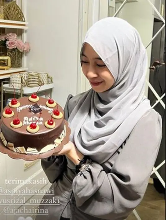 Adiba juga mendapat kejutan berupa kue ulang tahun dari temannya. Kakak dari Abidzar Al Ghifari itu kini memang dikenal telah membintangi beberapa serial, film, dan merilis single. Selain itu, Adiba juga aktif menjadi selebgram dan influencer lewat media sosialnya. (Liputan6.com/IG/@adiba.knza)