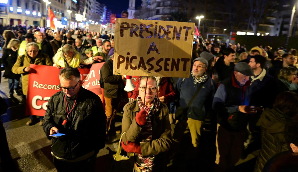 Presiden regional Valencia, Carlos Mazon dituntut mengundurkan diri terkait penanganan terhadap banjir yang terjadi di wilayah Valencia, akhir Oktober 2024 lalu. (JOSE JORDAN/AFP)
