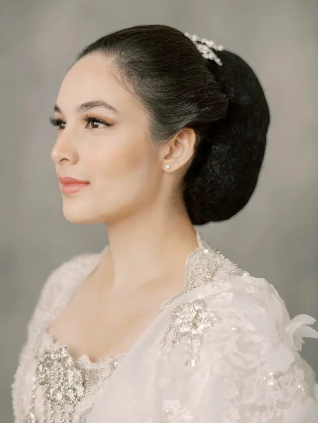 Pesona Chelsea Islan Dibalut Kebaya Putih, credit: Instagram (@chelseaislan)
