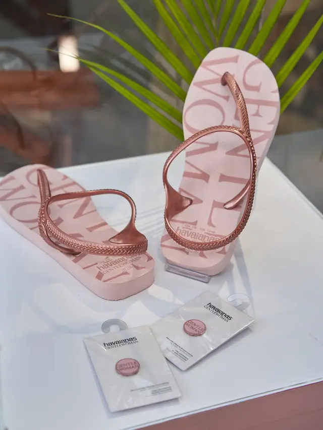 Beda Gaya Pantai ala Amanda Rawless dan Nia Ramadhani dengan Sandal Rp700 Ribu-an dari Havaianas x GENTLEWOMAN