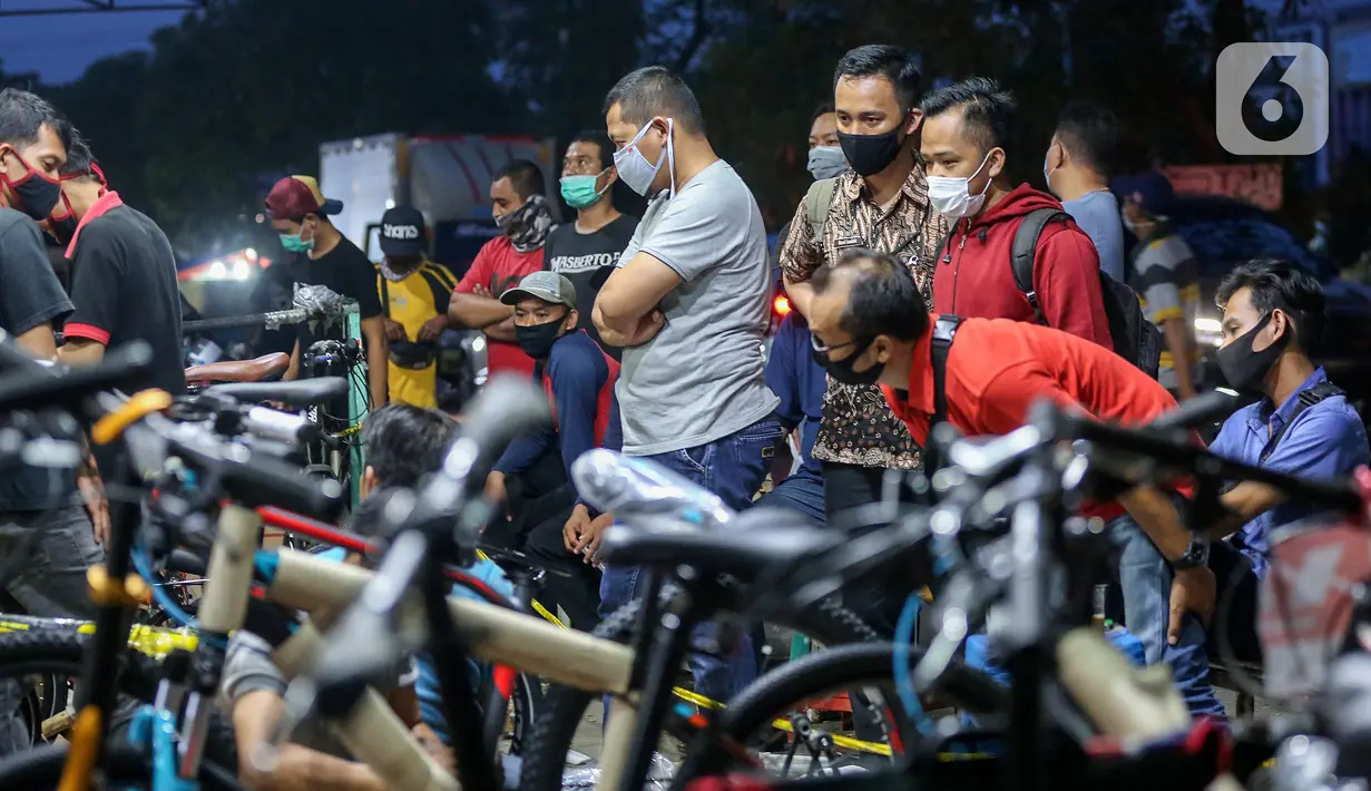 Warga antre menunggu pesanan sepeda yang sedang dirakit di Toko Sepeda Maju Royal, Cipondoh, Kota Tangerang, Kamis (11/6/2020). Menjelang new normal pada 15 Juni, warga mulai berburu membeli sepeda lipat untuk berolahraga dan aktivitas kerja. (Liputan6.com/Fery Pradolo)