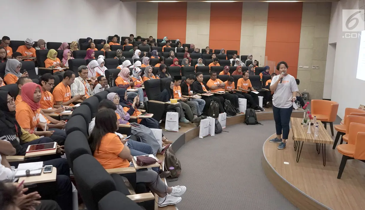 Travel writer Trinity membagikan pengalaman kepada mahasiswa dan penggiat komunitas tentang bagaimana mengelola media sosial yang baik di Universitas Internasional Semen Indonesia (UISI) Gresik, Kamis (11/4). Acara sharing session mengusung tema #MembangunKebaikan. (Liputan6.com/HO/Eko)