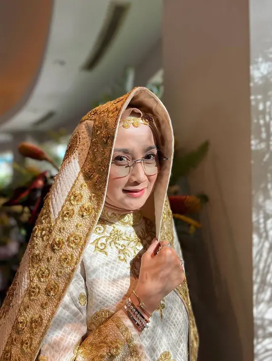 Dalam acara gathering film beberapa waktu lalu, penampilan Desy Ratnasari sempat menjadi sorotan. Pasalnya ia yang mengenakan busana Minang ini terlihat berbeda dari biasanya. 
 (Liputan6.com/IG/@desyratnasariterdepan)