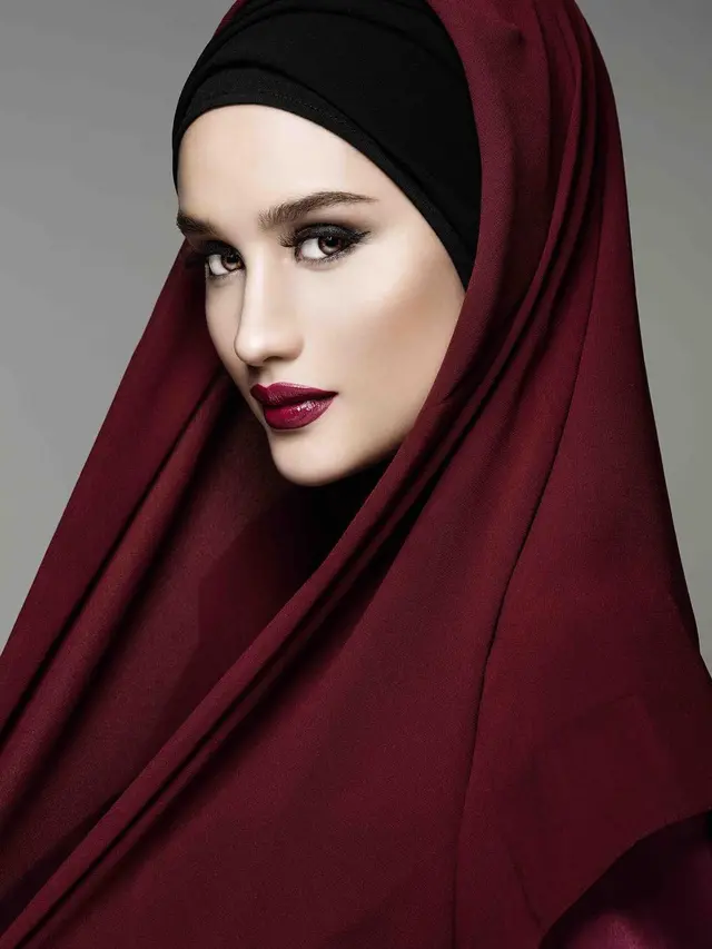 6 Potret Cinta Laura saat Pakai Hijab Ini Bikin Pangling