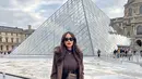 Saat liburan di Paris, Kezia Toemion tampil seperti warga lokal dengan Parisian Chic look. Ia mengenakan mini dress cokelat dengan long coat dan high leather boots. Lengkapi outfitnya, ia mengalungkan tas Hermes berwarna cokelat gelap. [@keziatoemion]