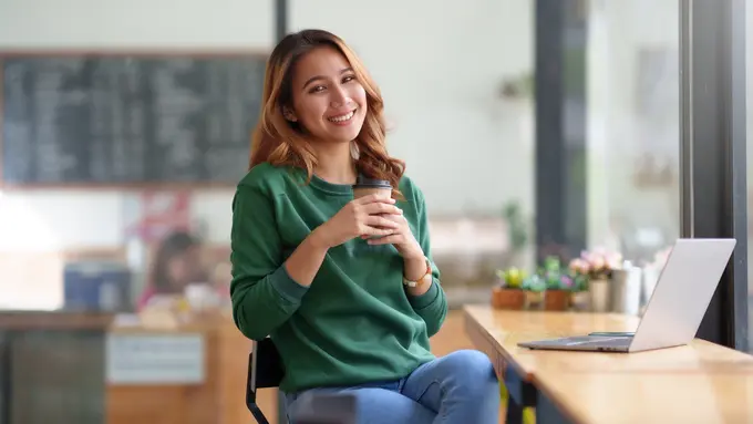 wanita februari baju hijau