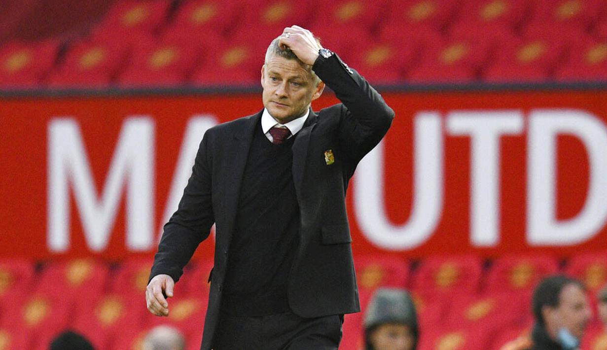 Pelatih Manchester United, Ole Gunnar Solskjaer, tampak murung usai anak asuhnya ditaklukkan Tottenham Hotspur pada laga Liga Inggris di Stadion Old Trafford, Minggu (4/10/2020). Tottenham menang dengan skor 6-1. (Oli Scarff/Pool via AP)