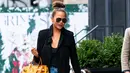 Chrissy Teigen yang kali ini terlihat menenteng tas Hermes Birkin bernuansa kuning dengan corak totol. Foto: Website.