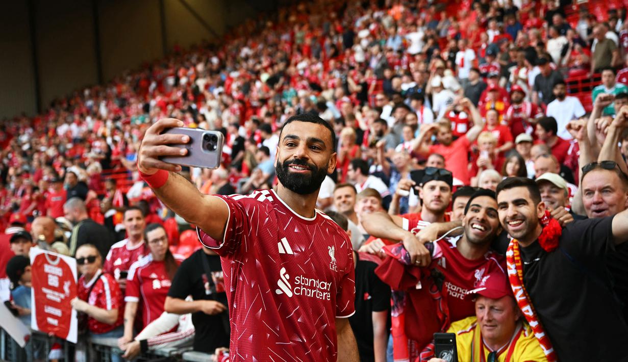 Momen haru menyelimuti perpisahan Mohamed Salah dengan Liverpool din Anfield, Liverpool, Inggris pada Minggu (24/05/2026) waktu setempat. (AFP/Paul Ellis)