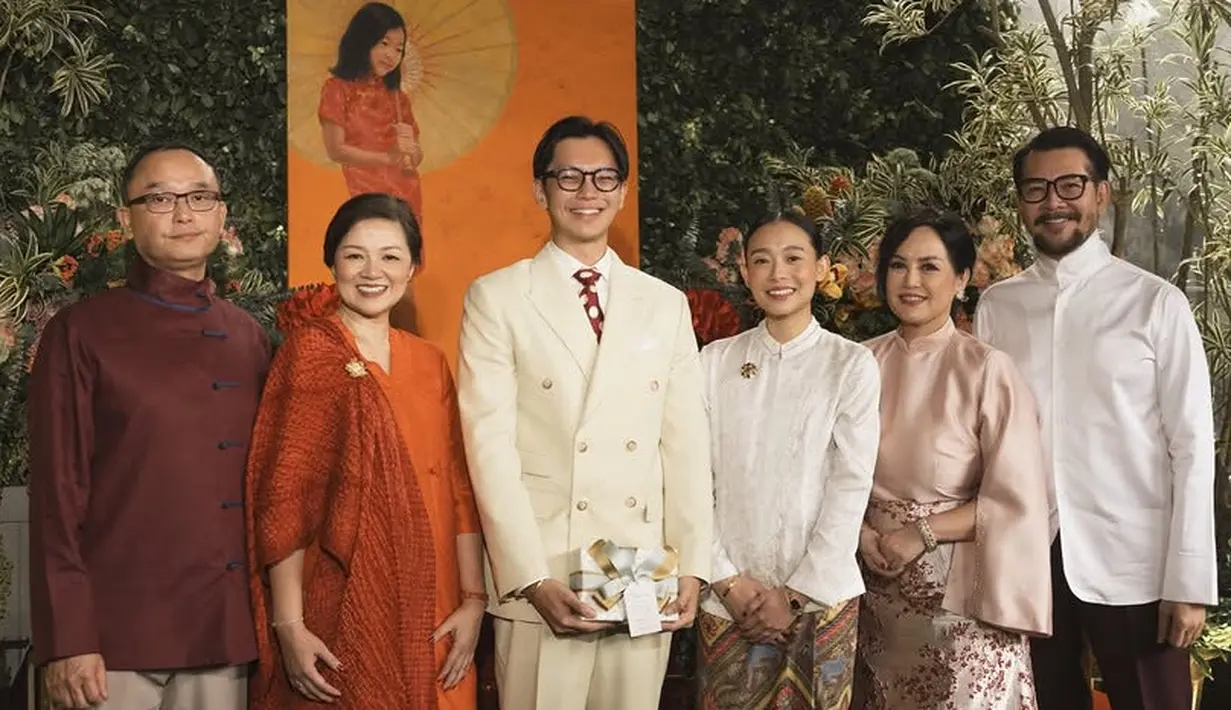 <p>Brandon Salim dan kekasihnya, Dhika Himawan baru saja menggelar lamaran yang mempertemukan kedua keluarga. Kedua memilih di rumah dengan konsep outdoor dan tampak lukisan anak perempuan mengenakan cheongsam. [@brandonsalim]</p>