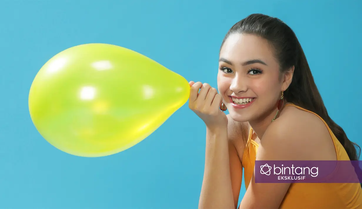 Sukses di film perdananya, membuat perempuan kelahiran Jakarta 17 tahun silam itu mulai banyak tawaran berdatangan. Salah satunya untuk film pendek berperan sebagai Starla dalam film berjudul Surat Cinta untuk Starla. (Bambang E. Ros/Bintang.com) 