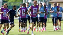 Para pemain Tiimnas Inggris berlari saat latihan untuk turnamen sepak bola Piala Dunia di Kansas City, Missouri, Sabtu, 13 Juni 2026. (AP Photo/Charlie Riedel)