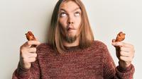 Ilustrasi makan ayam goreng. (Shutterstock/Krakenimages.com)