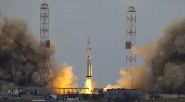 Roket Proton - M membawa pesawat luar angkasa ExoMars 2016 saat meluncur menuju planet Mars di Kazakhstan , (14/3). Program ini dipimpin oleh European Space Agency (ESA) kerjasama dengan badan antariksa nasional Rusia. (REUTERS / Shamil Zhumatov)