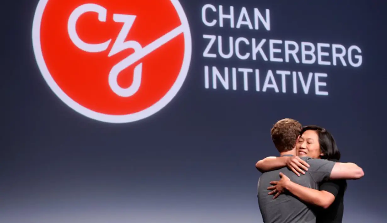 Mark Zuckerberg berpelukan dengan istrinya Priscilla Chan usai menggelar konferensi pers di UCSF Mission Bay, San Francisco, AS, Rabu (21/9). Mark menyalurkan Rp 39 T demi sembuhkan segala macam penyakit. (REUTERS/Beck Diefenbach)