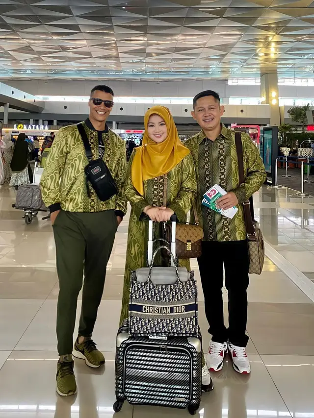 8 Potret Fitri Carlina dan Suami Jalani Umroh, Persiapannya Singkat