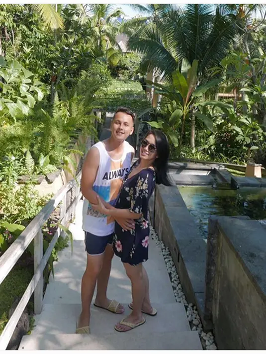 Sebelum menikah dengan Yusuf Sugianto dan akhirnya cerai, Ussy telah mengangkat seorang anak. Pernikahan dengan pengusaha asal Kalimantan itu, ia dikaruniai seorang anak, Syafa Al Zahra yang lahir pada 10 April 2006. (Instagram/ussypratama)