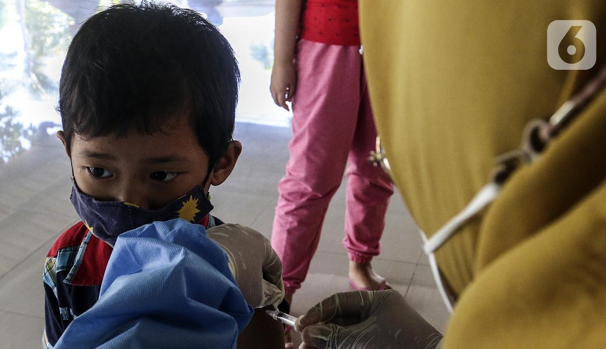 Seorang anak menerima vaksin booster COVID-19 di Taman Pemuda Pratama, Depok, Jawa Barat, Kamis (7/4/2022). Bagi warga yang sudah vaksin dua kali masih perlu tes antigen, dan yang sudah vaksin booster lengkap tidak perlu tes apa-apa. (Liputan6.com/Johan Tallo)