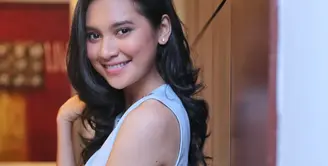 Tantangan banyak didapat oleh pemeran muda berbakat Indah Permatasari dalam film terbarunya, Kawin Itu Gak Enak. Disini, ia bermain bersama dengan Herjunot Ali. (Adrian Putra/Bintang.com)