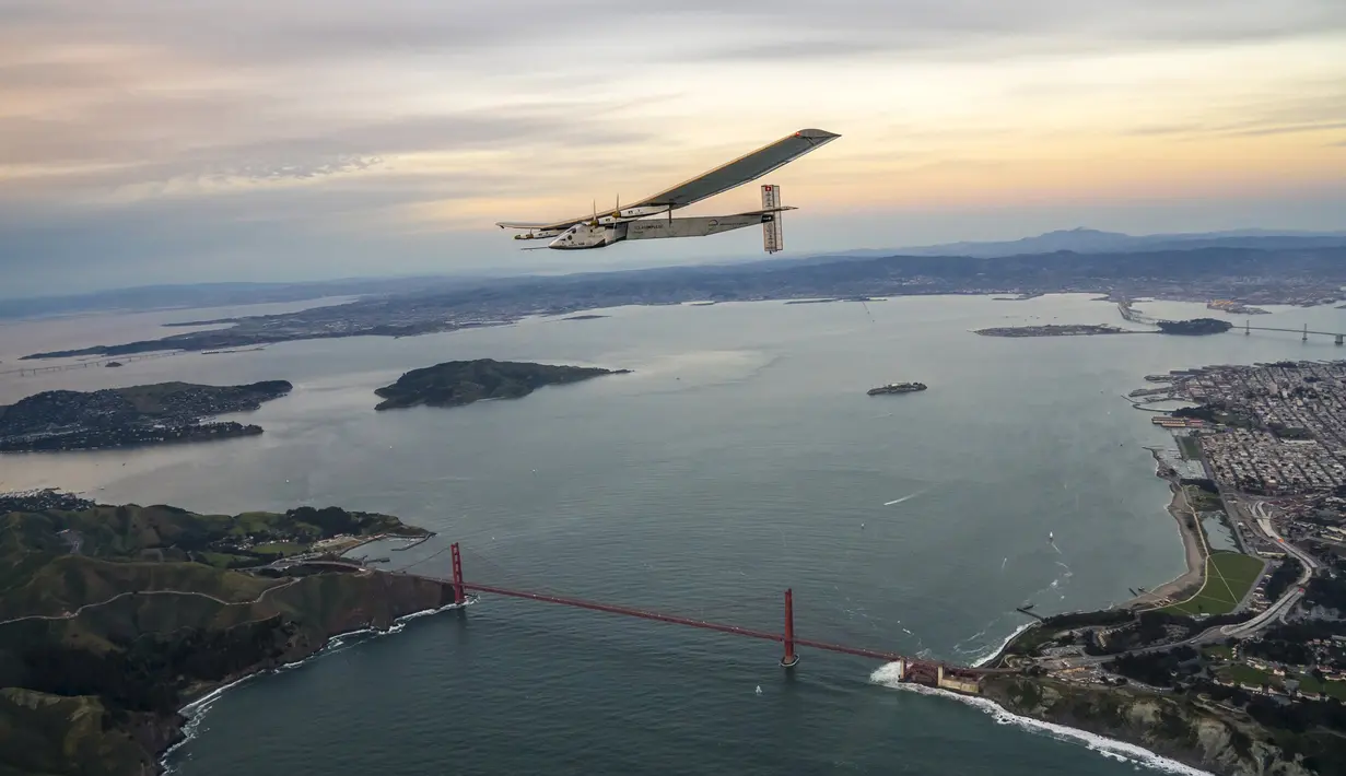 Pesawat bertenaga surya yang dikemudikan oleh Bertrand Piccard dari Swiss terbang di atas jembatan Golden Gate di San Francisco, California, AS (23/4). Pesawat ini melakukan penerbangan hingga 62 jam dari Hawaii. (Jean Revillard/Solar Impulse/Reuters)