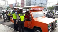 Kendaraan bermotor yang dimodifikasi menjadi odong-odong ditilang pihak Kepolisian Ditlantas Polda Metro Jaya saat melintasi Kampung Melayu. (Ist)