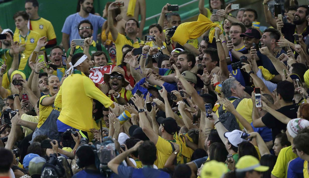King Neymar menyapa fans ditribun saat meraih medali emas pada final sepak bola melawan Jerman di Stadion Maracana, Rio de Janeiro, (21/8/2016) dini hari WIB. (AP/Leo Correa)
