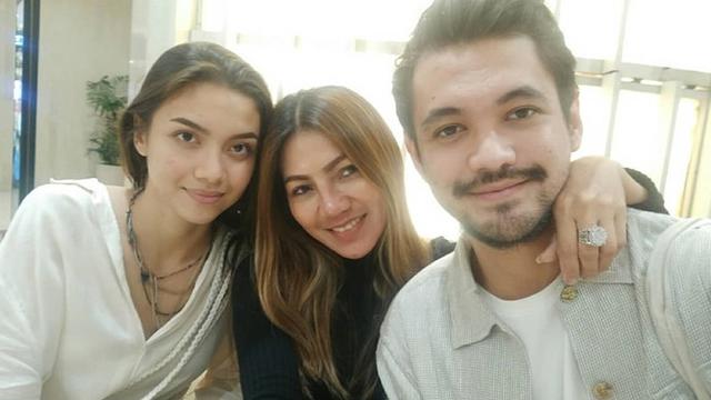 6 Potret Kompak Angela Gilsha Dan Ibunda Yang Jarang Tersorot Hot Liputan6 Com