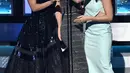 Leslie Mann secara tidak sengaja merusak crop top yang Dakota Johnson kenakan saat itu. Ketika Dakota naik ke atas panggung untuk menerima trofi penghargaan, Leslie Mann memberi pelukan kepada Dakota dan justru merusak bajunya. (AFP/Bintang.com)