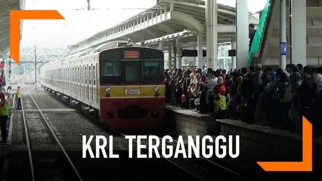 Sejak Jumat (12/4) pagi terjadi penumpukan penumpang Kereta Rel Listrik di sejumlah stasiun dari arah Bekasi. Apa penyebabnya?