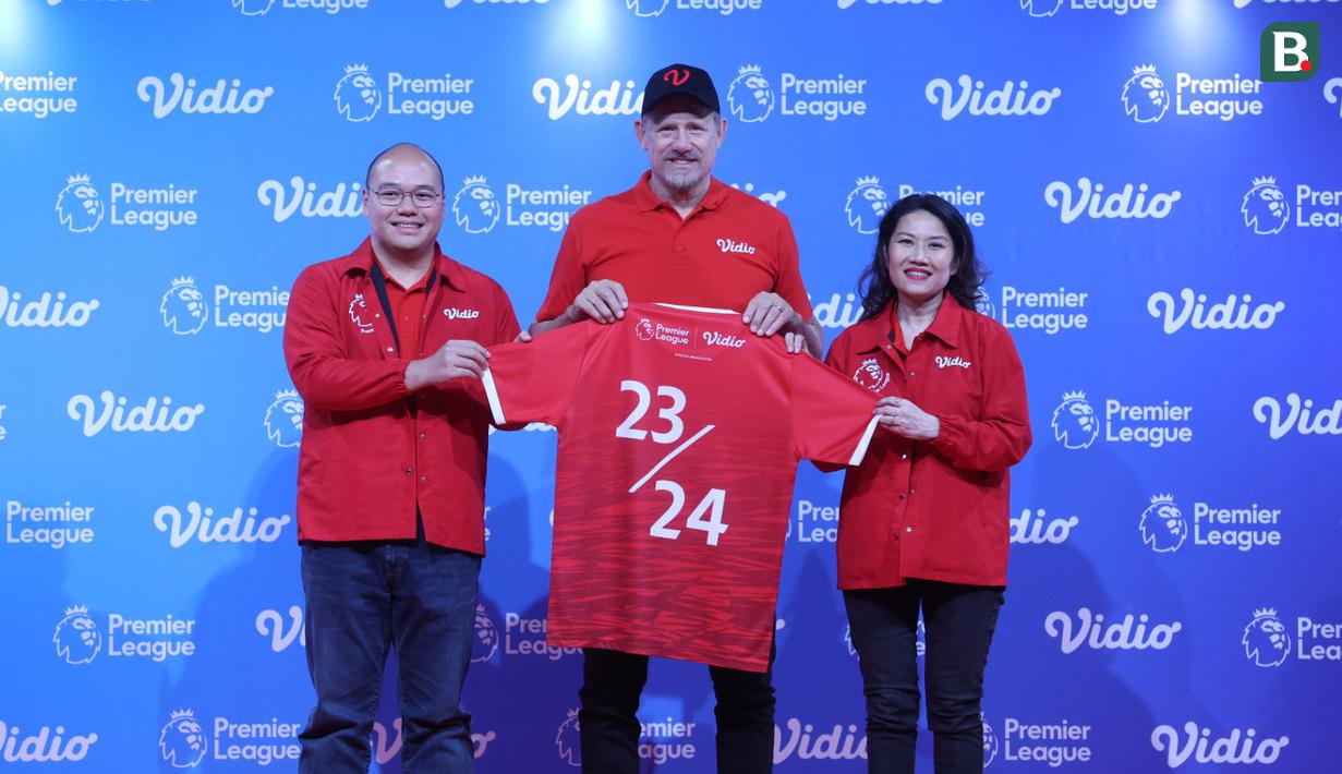 <p>Kiper legendaris Manchester United, Peter Schmeichel (tengah), didampingi Managing Director Vidio, Monika Rudijono (kanan), dan CFO Vidio William Djumadi, berpose disela-sela konferensi pers pengumuman pemegang hak siar Premier League 2023/2024 di Indonesia oleh Vidio.com di SCTV Tower, Jakarta, Jumat (4/8/2023). (Bola.com/M Iqbal Ichsan)</p>