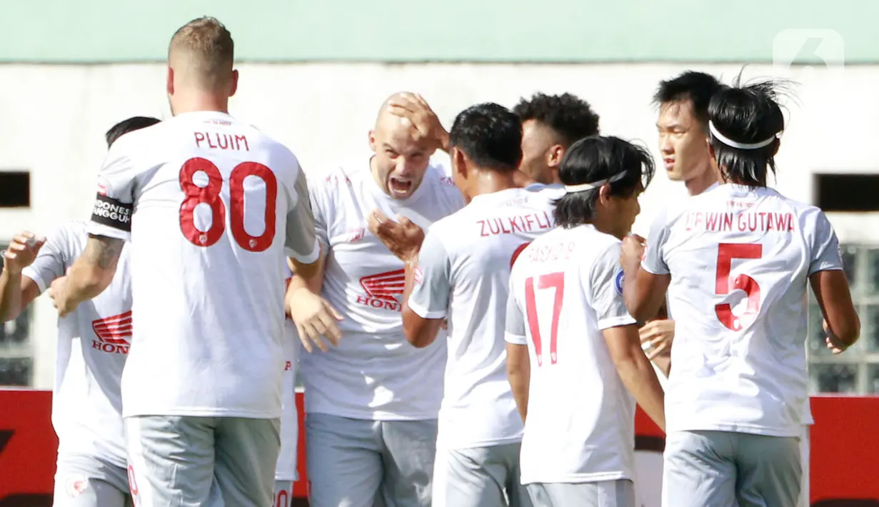 Pemain PSM Makassar, Anco Jansen, melakukan selebrasi usai mencetak gol ke gawang Persik Kediri pada laga BRI Liga 1 di Stadion Wibawa Mukti, Cikarang, Kamis (23/9/2021). PSM Makassar menang tipis atas Persik Kediri dengan skor 3-2. (Bola.com/M Iqbal Ichsan)