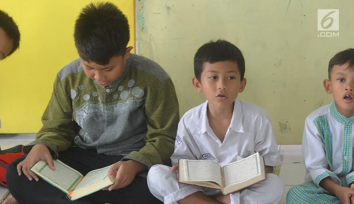 Anak-anak membaca kitab suci Al-Quran di Kampung Quran Alkholidin Cinere,  Depok, Senin (13/5/2019). Momentum bulan Ramadhan 1440 H dimanfaatkan anak-anak usai pulang sekolah untuk membaca dan menghapal Quran secara bersama-sama untuk menambah amalan ibadah puasa. (merdeka.com/Arie Basuki)